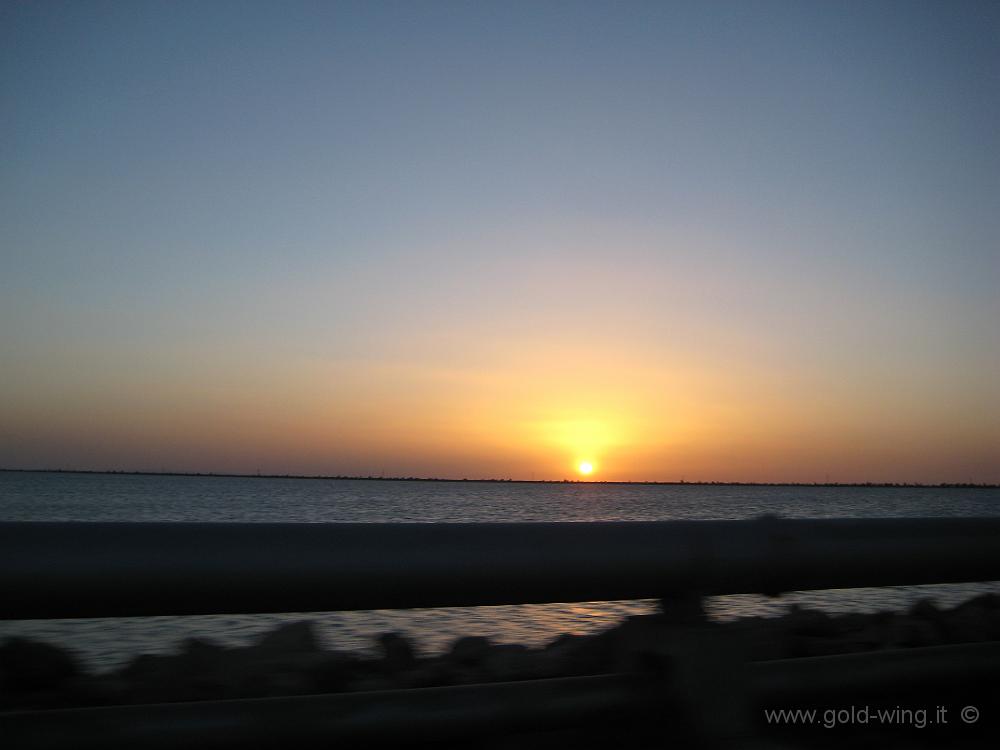 IMG_0300.JPG - Tramonto sul ponte verso l'isola di Djerba