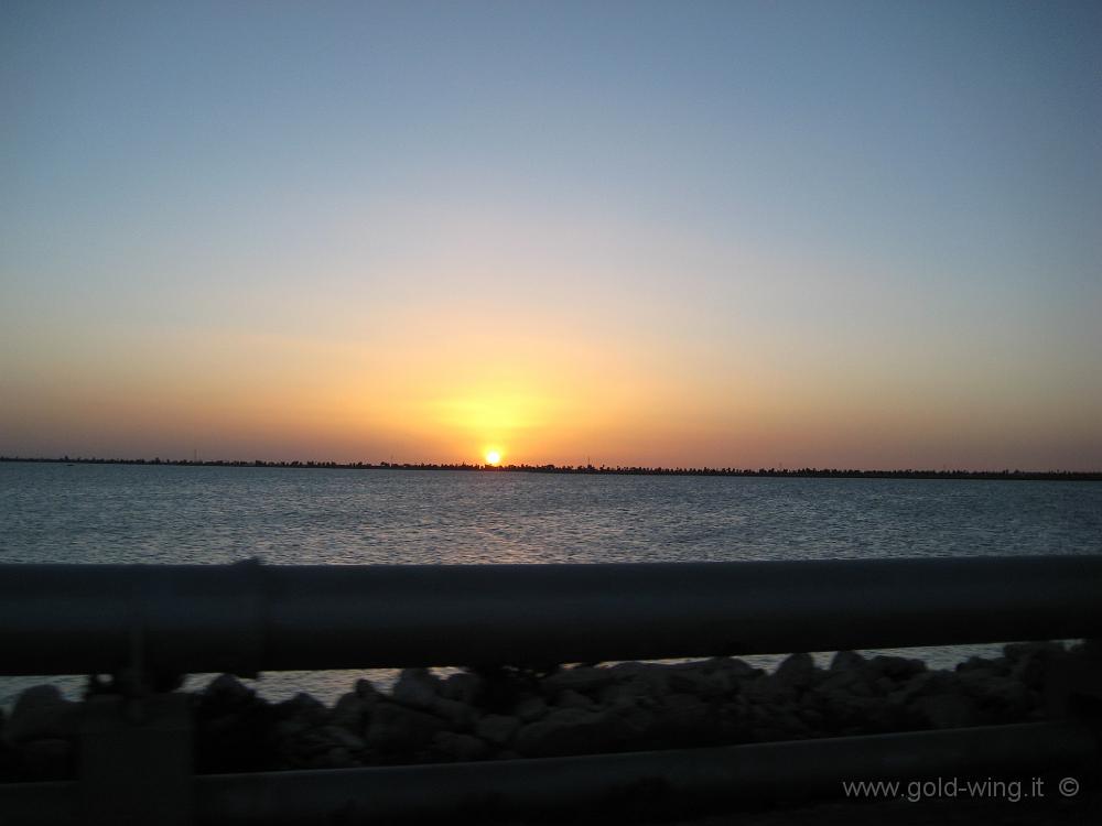 IMG_0306.JPG - Tramonto sul ponte verso l'isola di Djerba