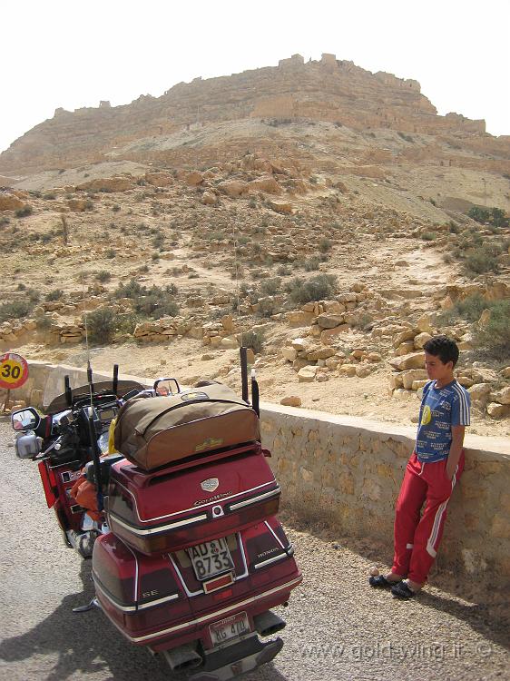 IMG_0399.JPG - Villaggio berbero di Chenini: le abitazioni scavate nella roccia. La moto desta sempre curiosità