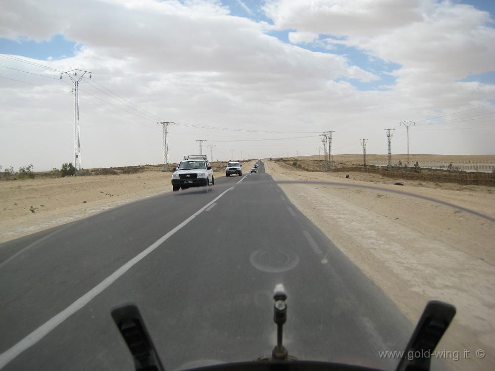 IMG_0808.JPG - Diretto verso Nefta, incrocio un gruppo di auto fuoristrada