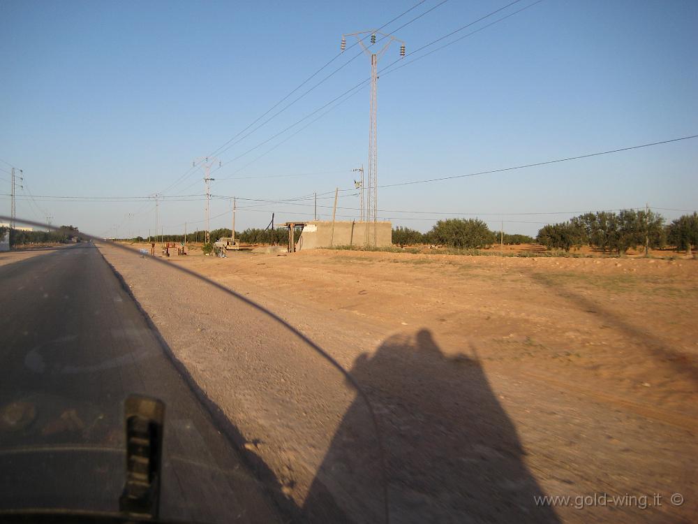 IMG_0271.JPG - E' il momento di fare benzina (tra Medenine e Djerba)