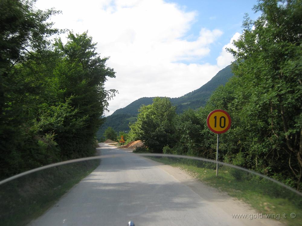 IMG_0297.JPG - Valle della Drina, a sud di Foca: sarà il caso di rallentare?