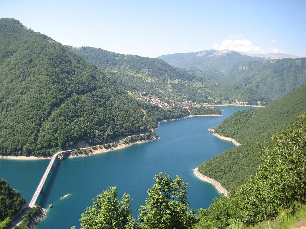 IMG_0373.JPG - Panorama sul lago del fiume Piva dalla strada per il monte Durmitor