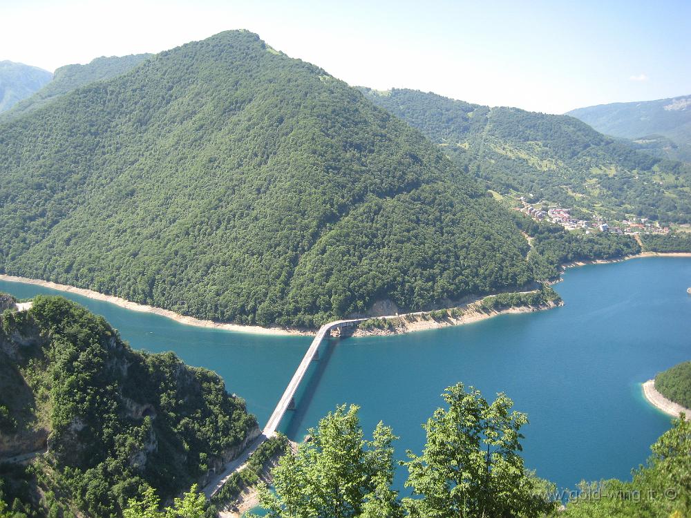 IMG_0374.JPG - Panorama sul lago del fiume Piva dalla strada per il monte Durmitor