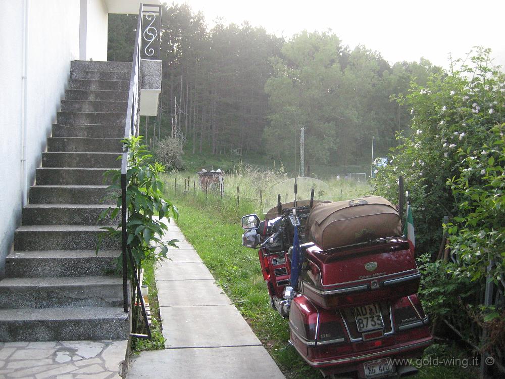 IMG_0675.JPG - La moto parcheggiata nell'albergo