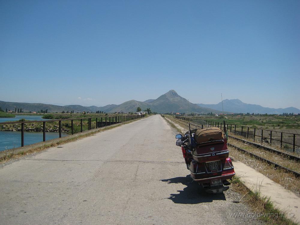 IMG_0832.JPG - Albania, poco a sud-est di Scutari: ponte sul fiume Drin