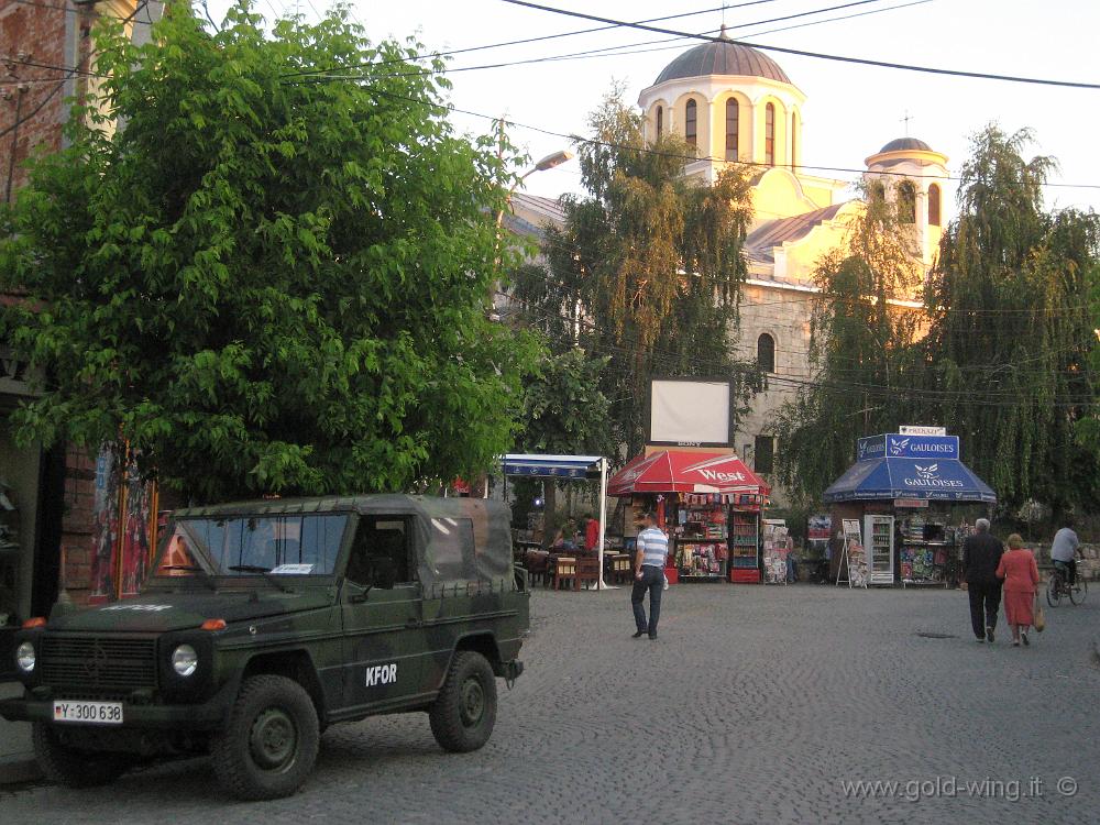 IMG_0889.JPG - Prizren: camionette della KFOR (tedeschi) a sorvegliare la piazza