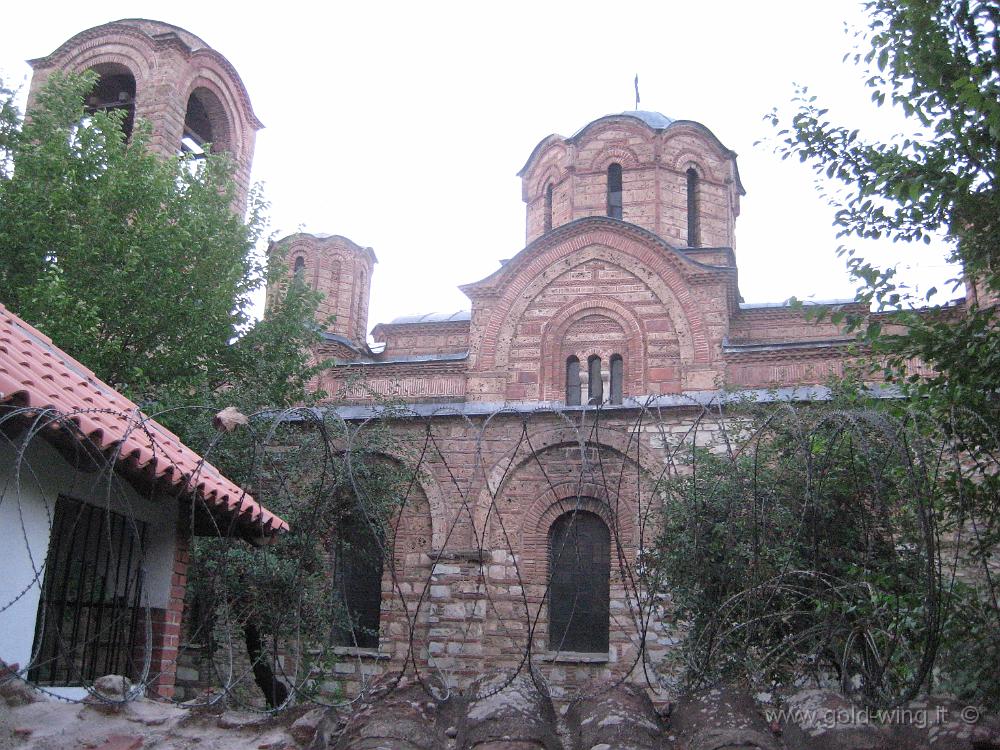 IMG_0893.JPG - La triste visione della chiesa Sveta Bogorodica Ljeviska, chiusa e circondata dal filo spinato