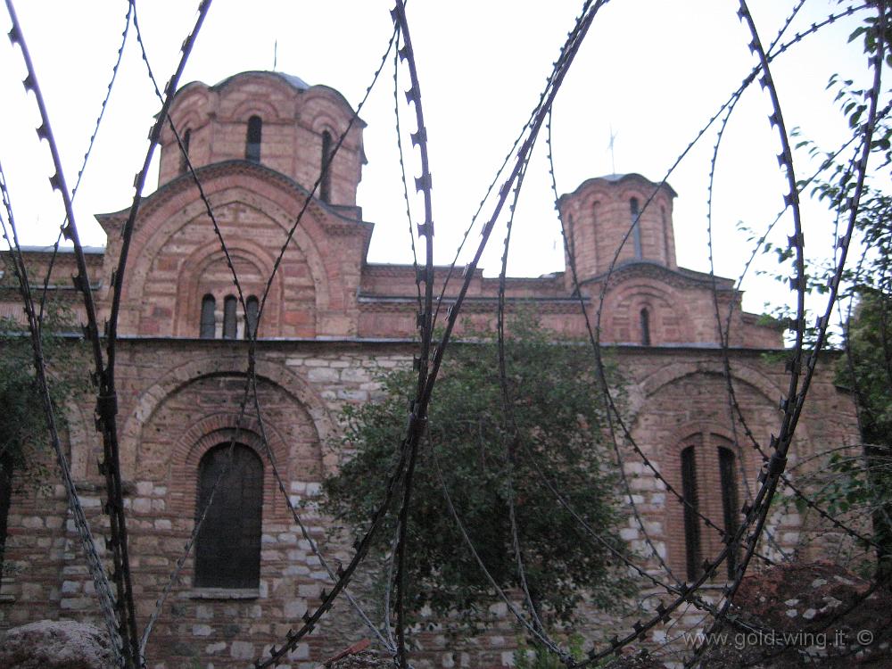 IMG_0894.JPG - La triste visione della chiesa Sveta Bogorodica Ljeviska, chiusa e circondata dal filo spinato