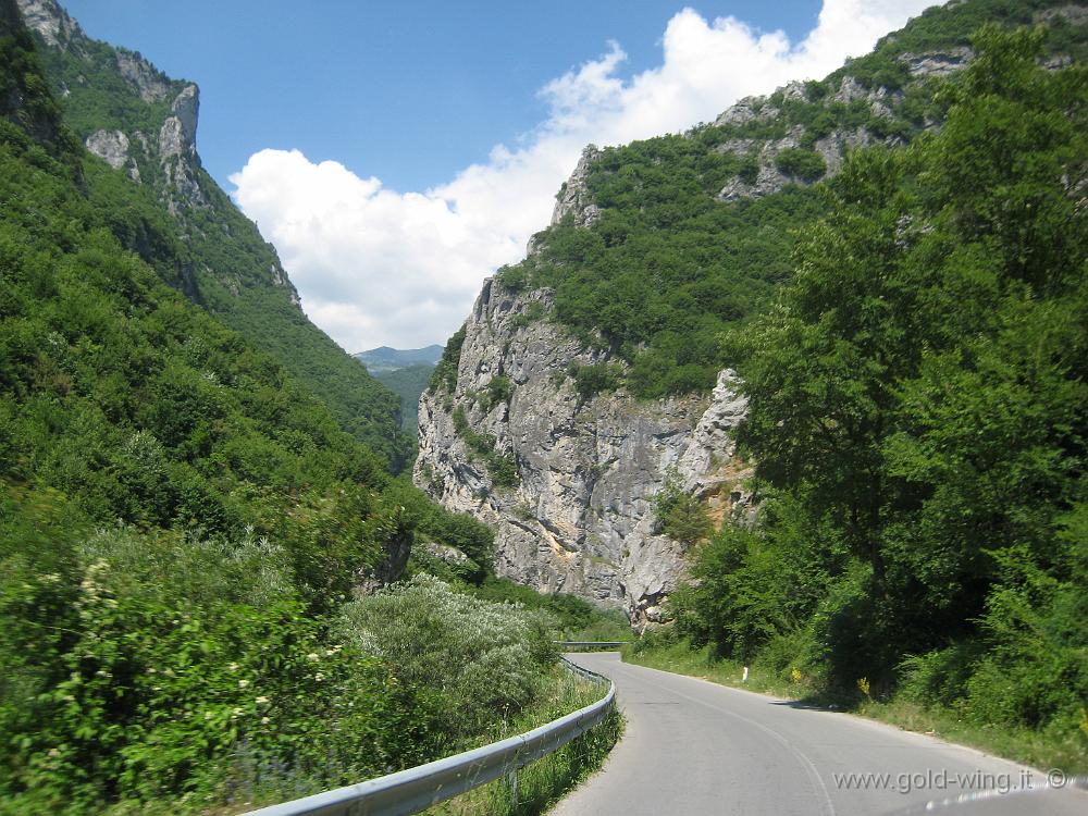 IMG_0951.JPG - Valle a ovest di Pec, sulla strada per il Montenegro