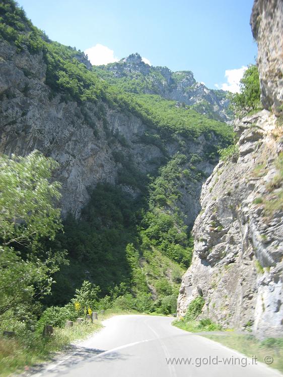 IMG_0954.JPG - Valle a ovest di Pec, sulla strada per il Montenegro