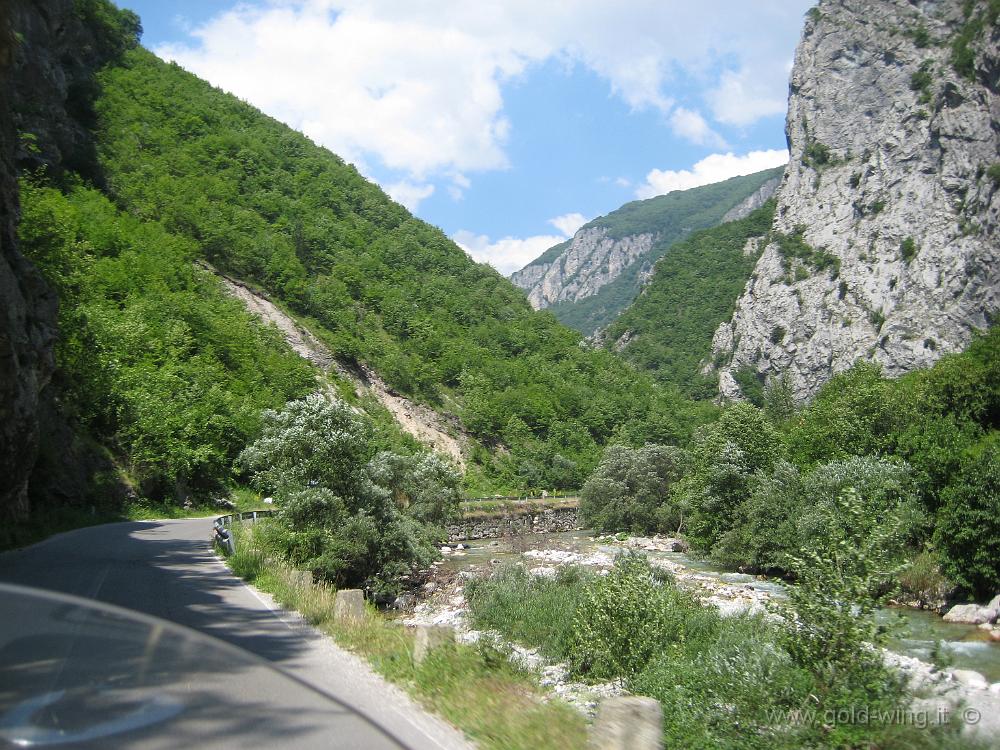 IMG_0957.JPG - Valle a ovest di Pec, sulla strada per il Montenegro