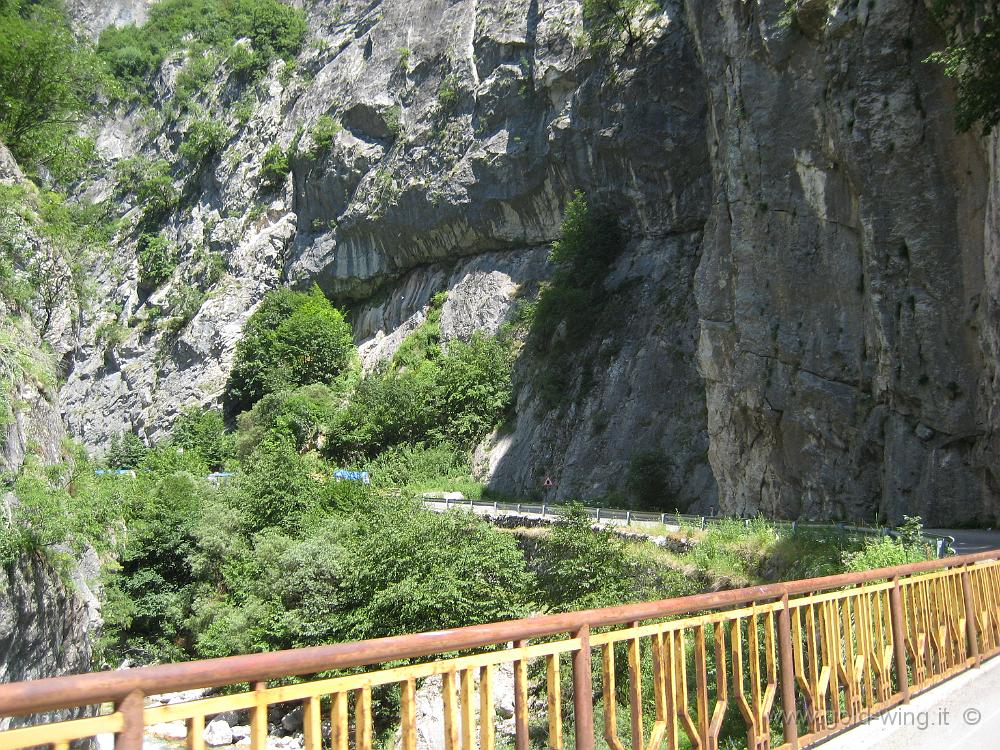 IMG_0962.JPG - Valle a ovest di Pec, sulla strada per il Montenegro