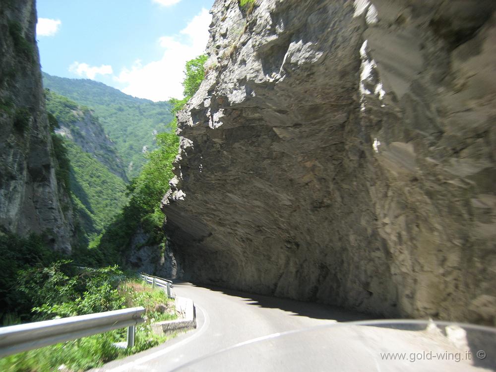 IMG_0967.JPG - Valle a ovest di Pec, sulla strada per il Montenegro