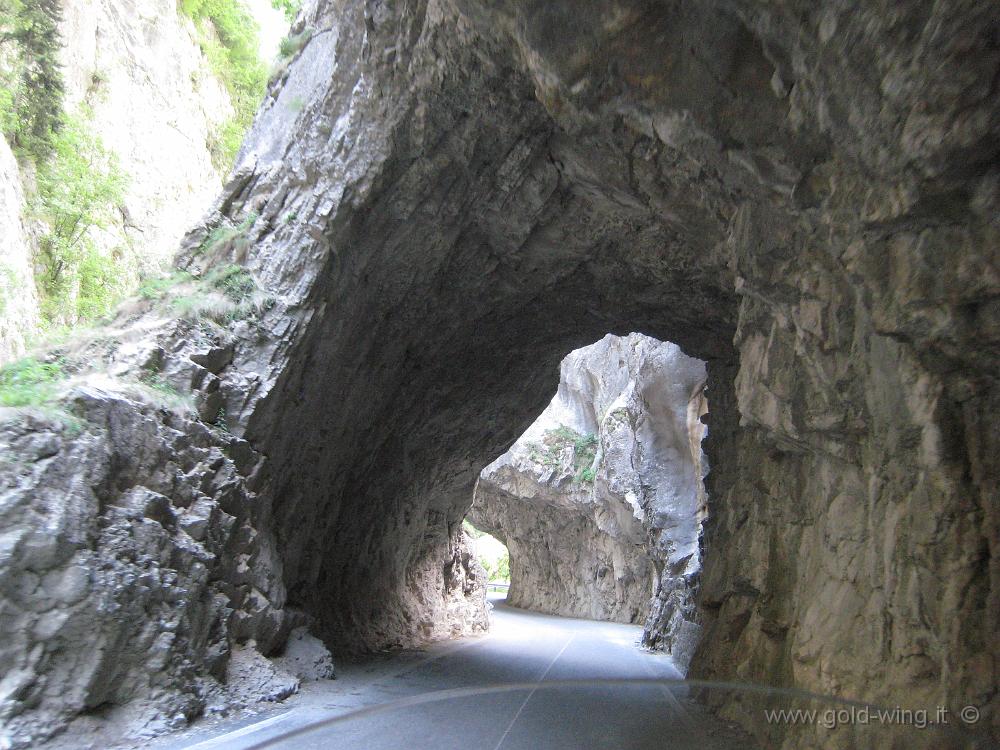 IMG_0970.JPG - Valle a ovest di Pec, sulla strada per il Montenegro