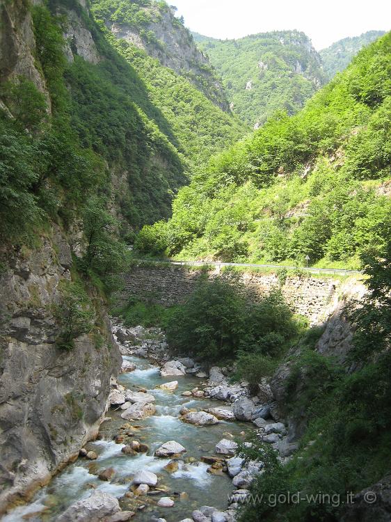 IMG_0972.JPG - Valle a ovest di Pec, sulla strada per il Montenegro