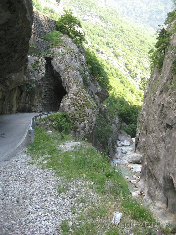 IMG_0975.JPG - Valle a ovest di Pec, sulla strada per il Montenegro