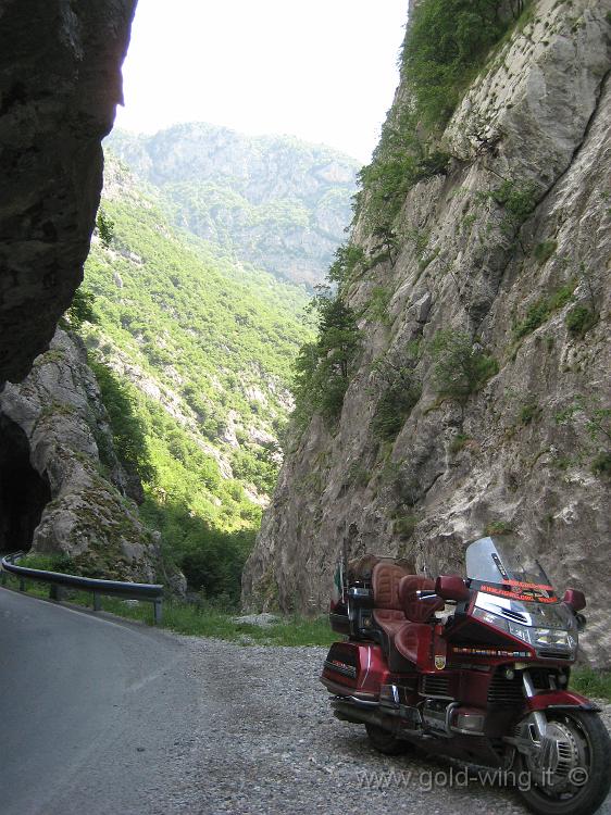 IMG_0976.JPG - Valle a ovest di Pec, sulla strada per il Montenegro