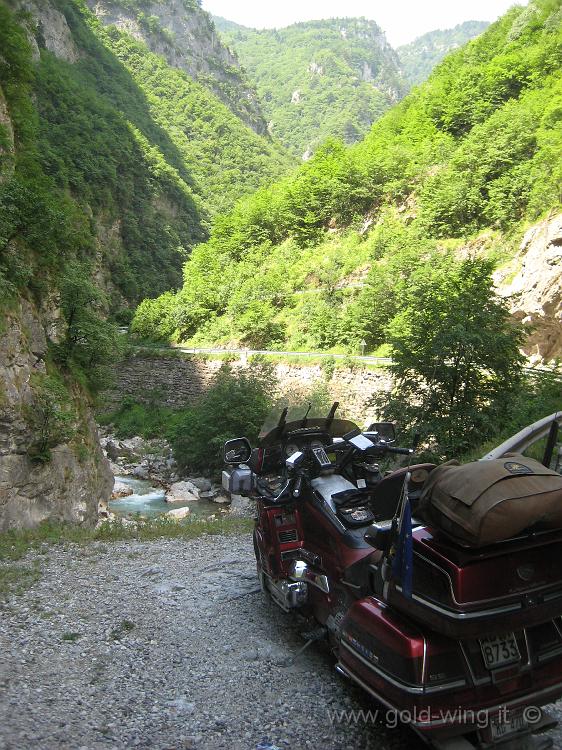 IMG_0978.JPG - Valle a ovest di Pec, sulla strada per il Montenegro