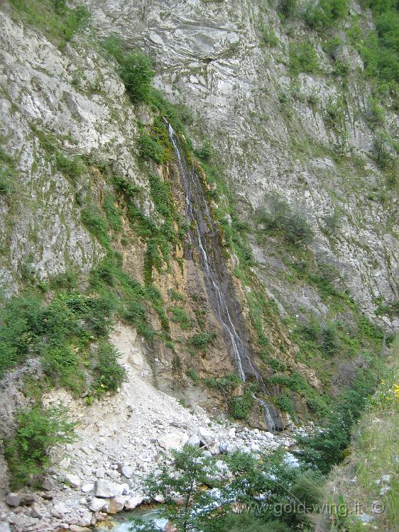 IMG_0984.JPG - Cascata nella valle a ovest di Pec, sulla strada per il Montenegro