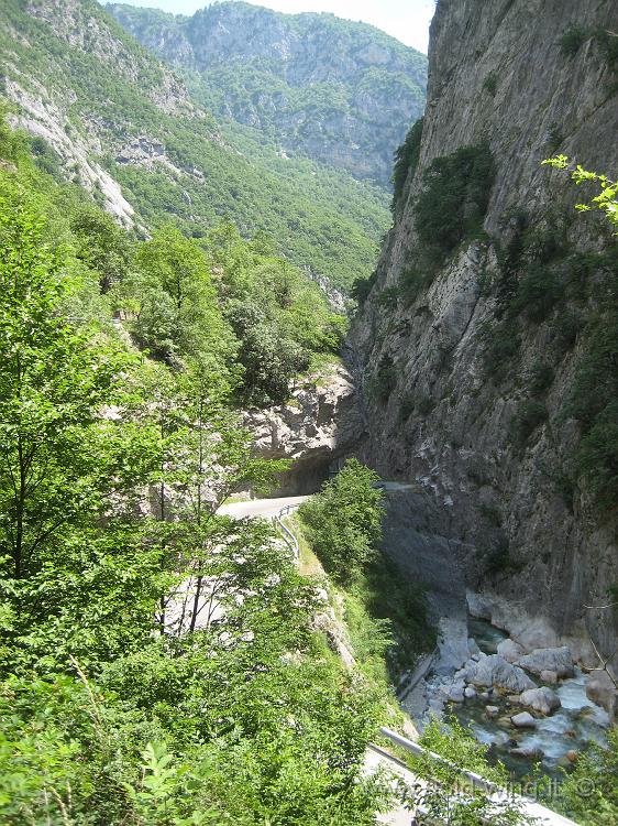 IMG_0989.JPG - Valle a ovest di Pec, sulla strada per il Montenegro