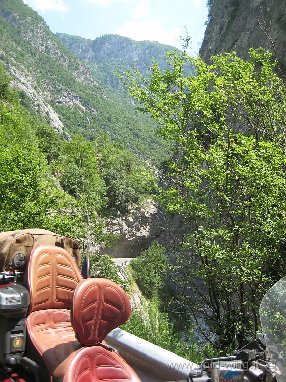 IMG_0991.JPG - Valle a ovest di Pec, sulla strada per il Montenegro