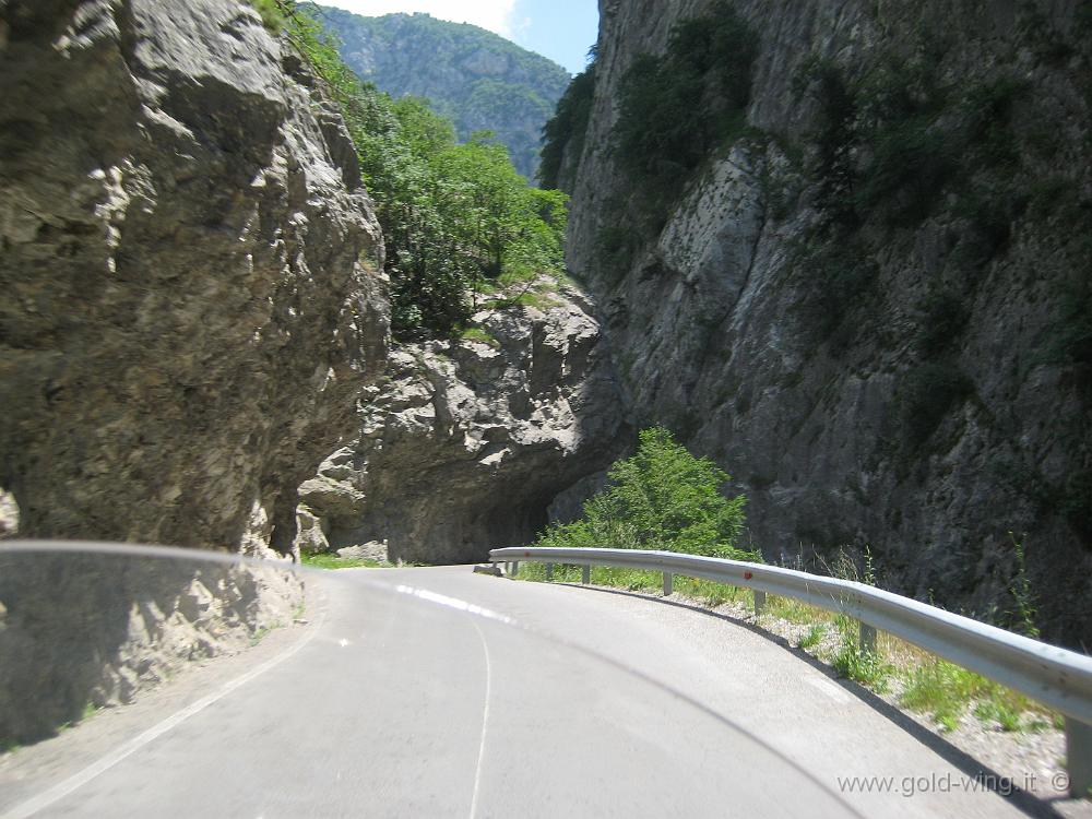 IMG_0993.JPG - Valle a ovest di Pec, sulla strada per il Montenegro