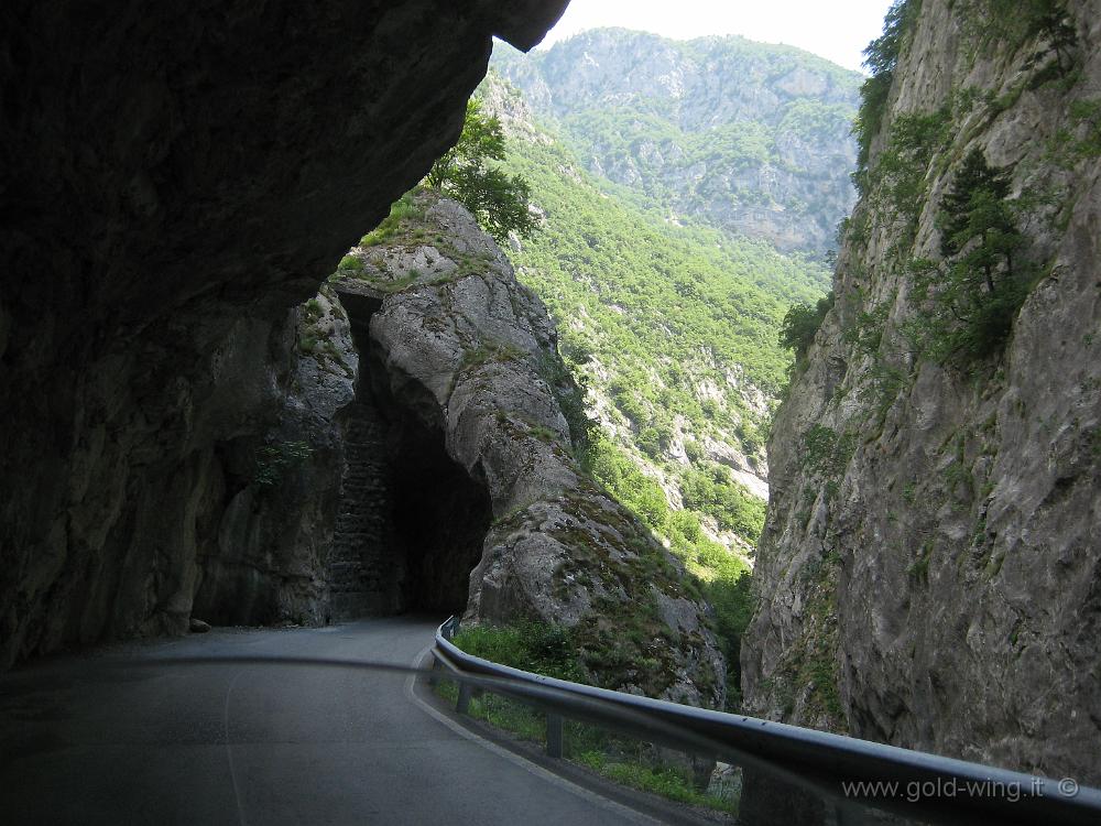 IMG_0996.JPG - Valle a ovest di Pec, sulla strada per il Montenegro