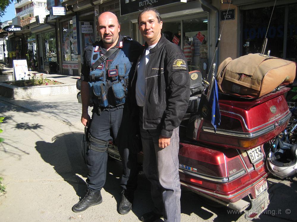 IMG_1016.JPG - Incontro Tano, un amico (in missione in Kosovo) che ha (in Italia) il mio stesso modello di moto