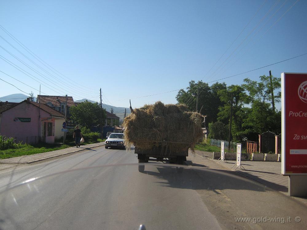 IMG_1026.JPG - Tra Pristina e Gracanica: carro agricolo