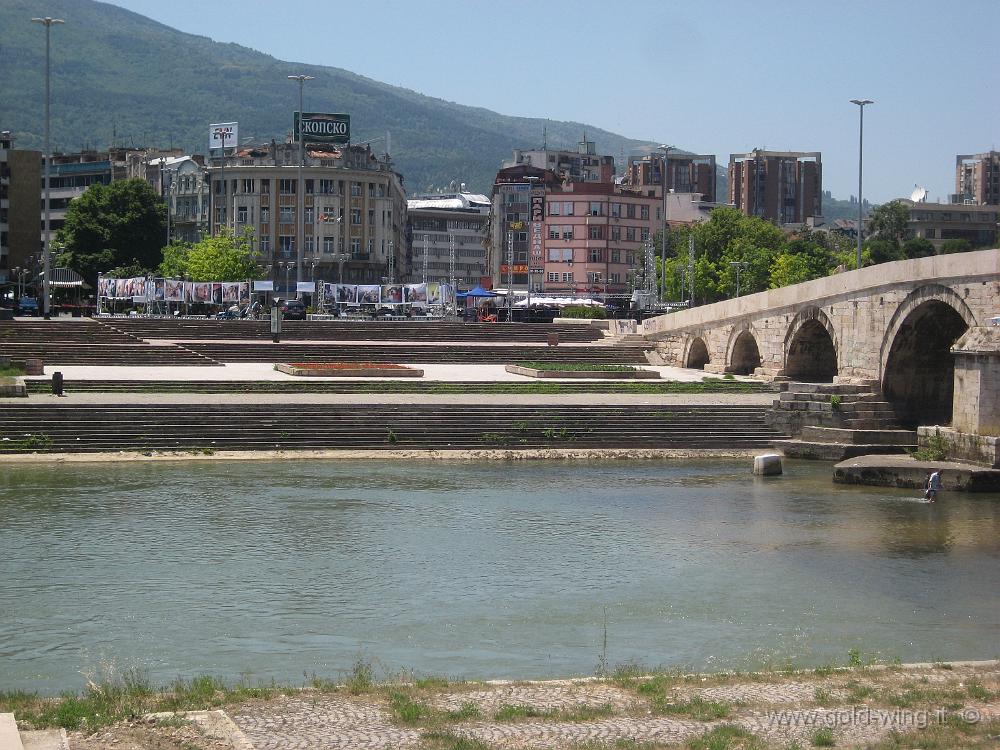 IMG_1083.JPG - Skopje: la parte nuova, collegata alla vecchia dal ponte Kameni Most