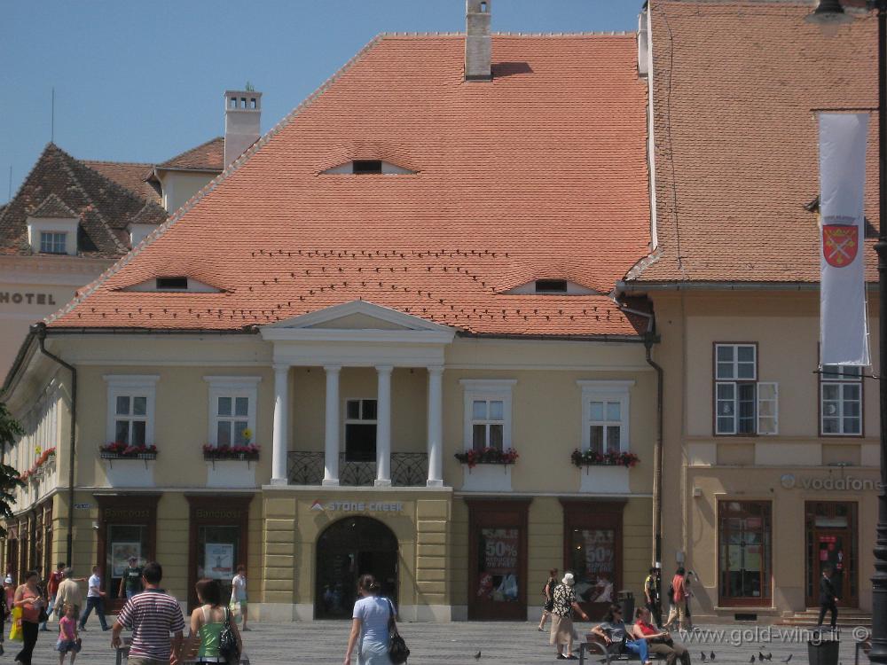 IMG_1230.JPG - Sibiu, Piazza Grande (Piata Mare): curiosi abbaini a forma di occhio