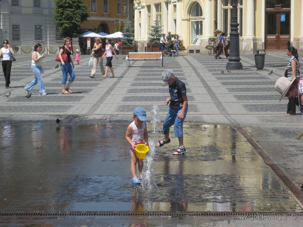 IMG_1231.JPG - Sibiu, Piazza Grande (Piata Mare): fontana