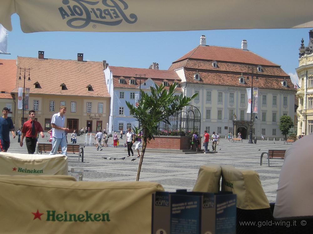 IMG_1232.JPG - Sibiu, Piazza Grande (Piata Mare): una riposante sosta al fresco