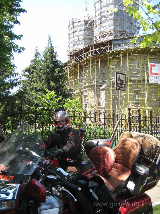 IMG_1338.JPG - Iasi: Biserica Trei Ierarhi (chiesa dei 3 Gerarchi) e motociclista locale