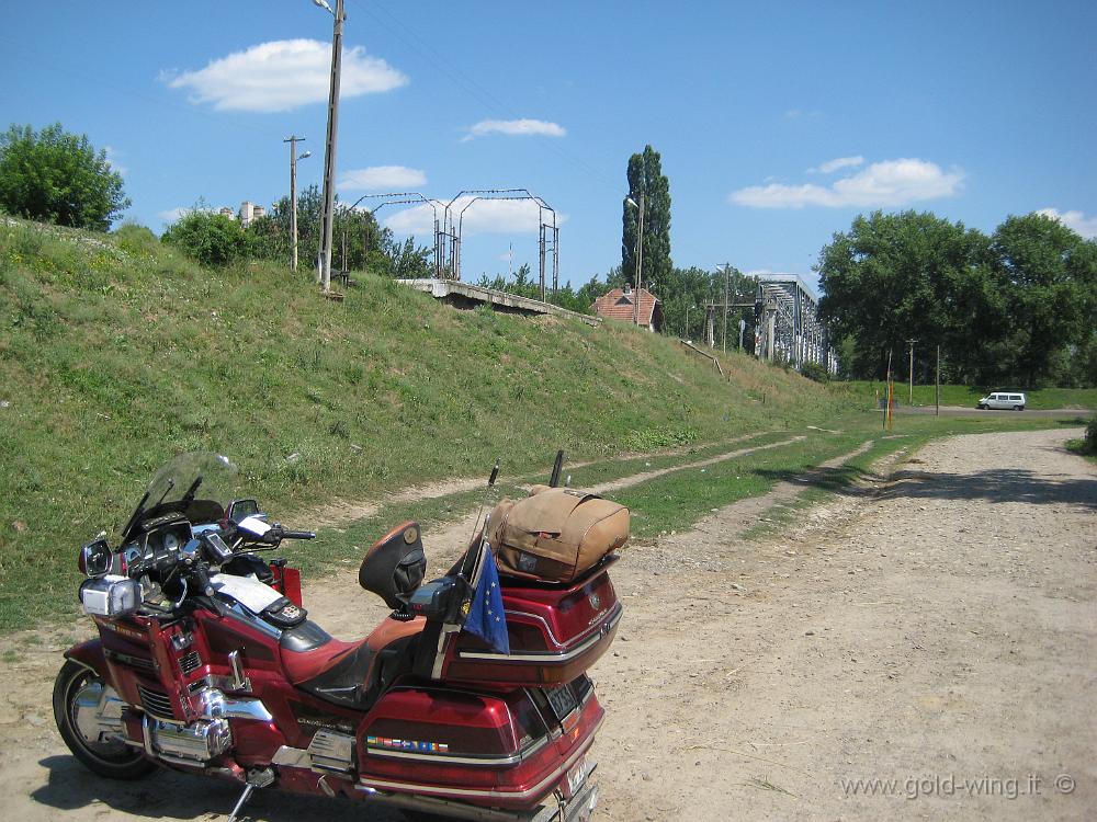 IMG_1350.JPG - Diretto verso la Moldavia: strada senza uscita. Di qui passa solo il treno, devo tornare indietro