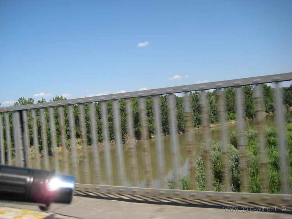 IMG_1357.JPG - Il ponte sul fiume Prut, che divide la Romania dalla Moldavia