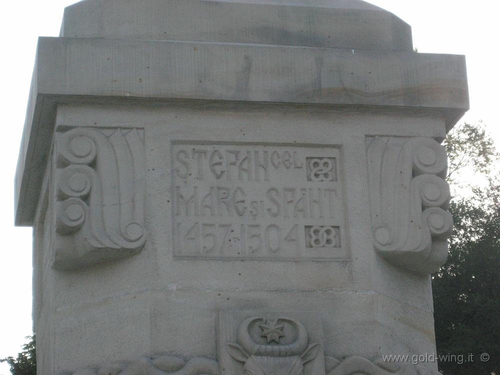 IMG_1377.JPG - Chisinau: monumento al principe guerriero moldavo Stefan cel Mare