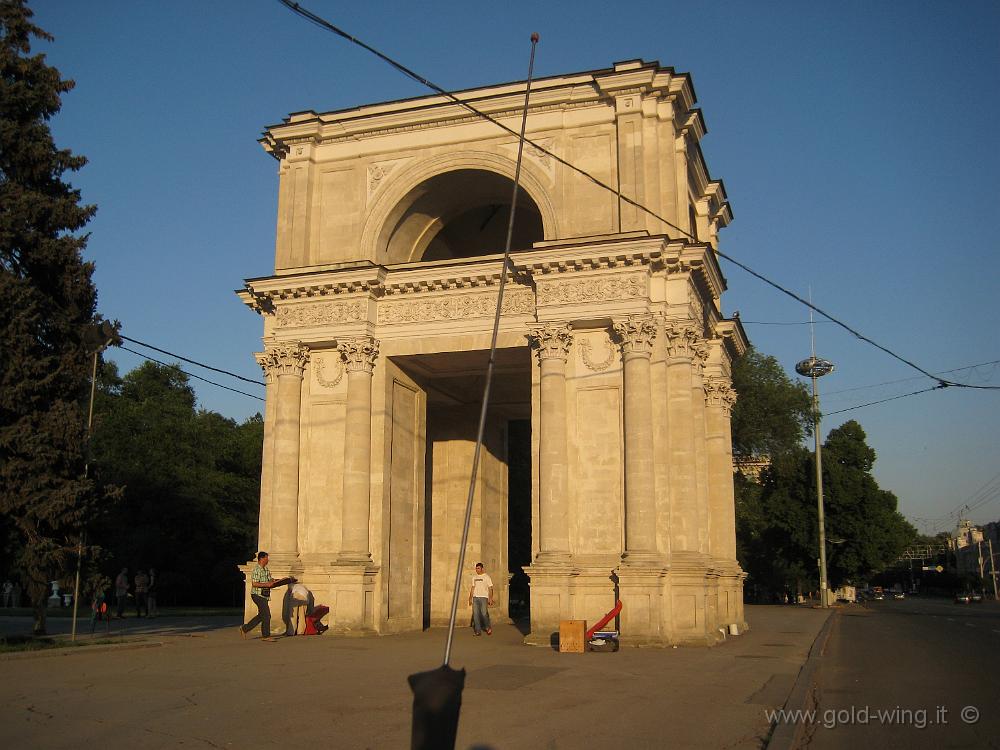 IMG_1382.JPG - Chisinau: arco di trionfo