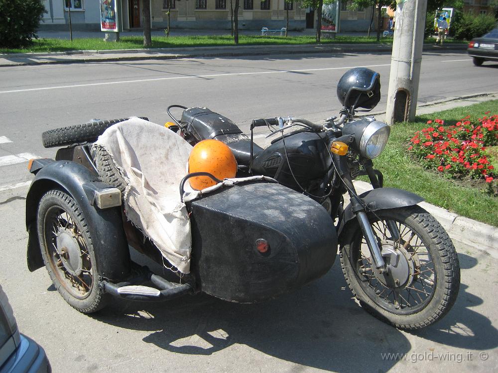 IMG_1394.JPG - Sidecar di fronte alla Casa del Soviet