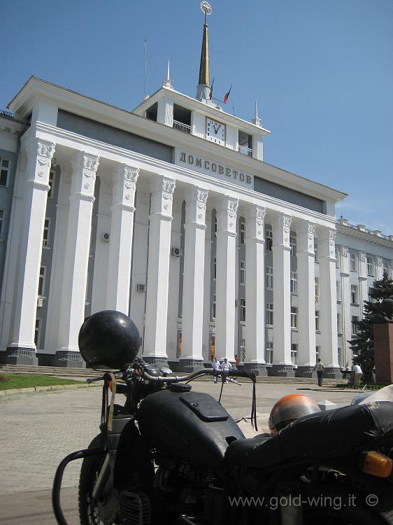 IMG_1397.JPG - Sidecar di fronte alla Casa del Soviet