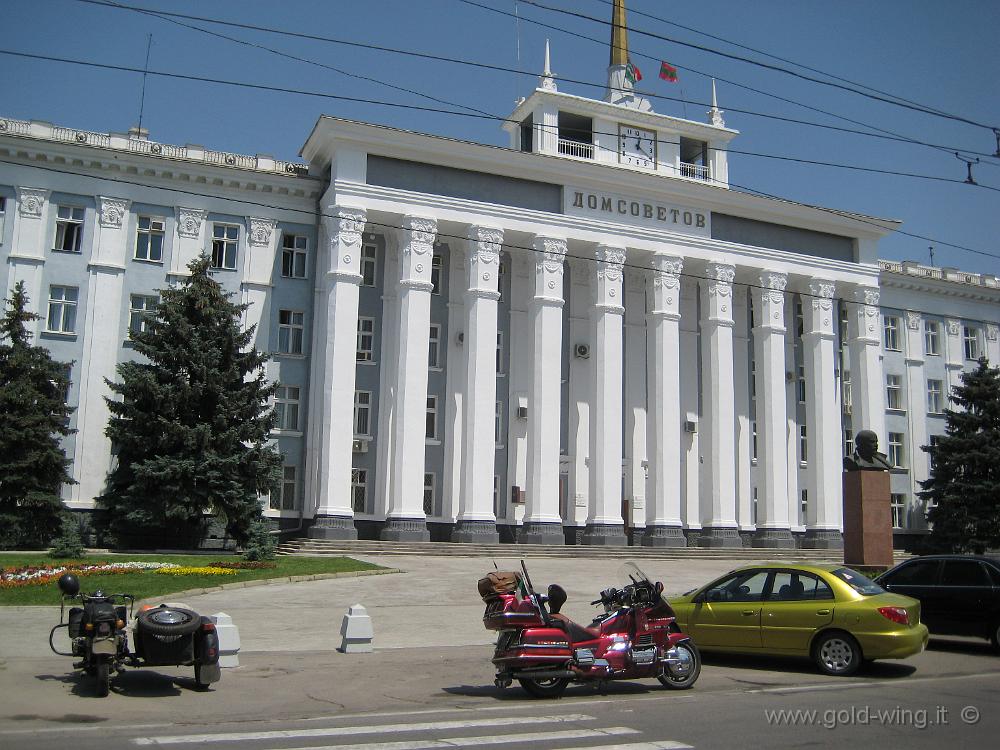 IMG_1408.JPG - ... e faccio un giro sul viale principale della capitale: Palazzo del Soviet (Dom Sevetov)