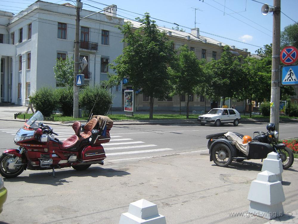 IMG_1413.JPG - Transdnistria: Tiraspol. Due moto diverse davanti al Palazzo del Soviet (Dom Sevetov)