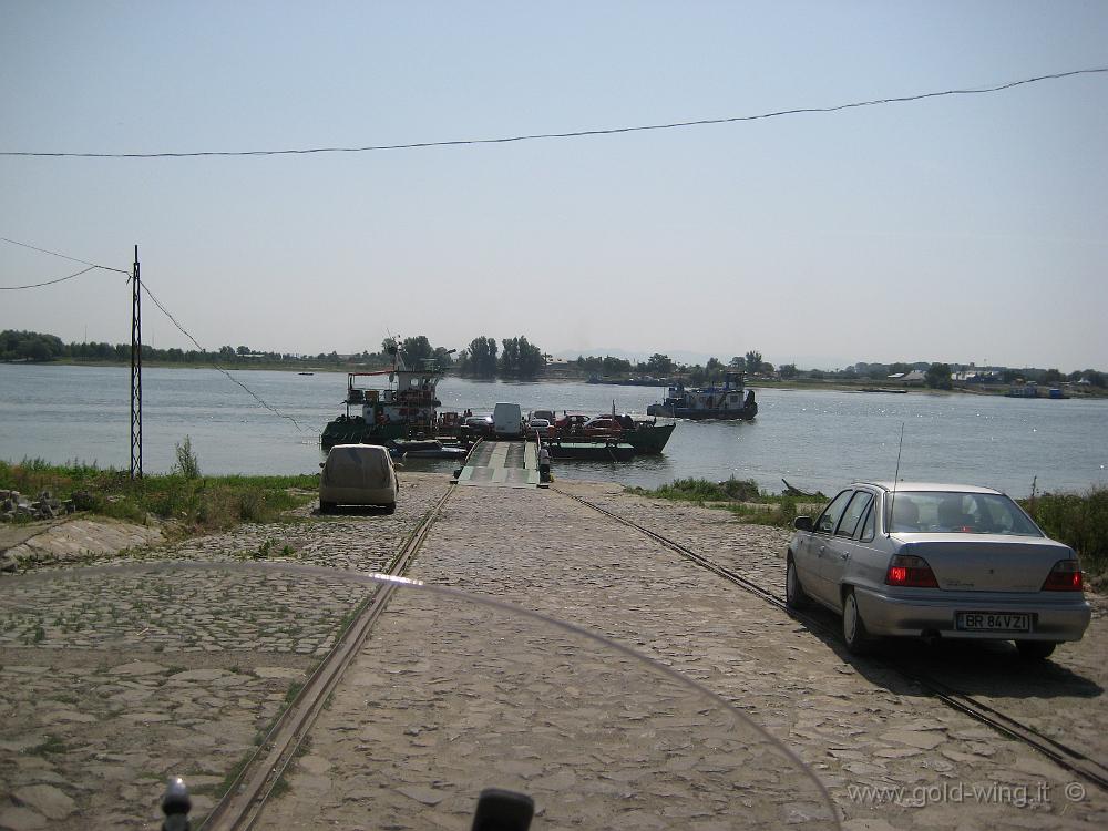 IMG_1445.JPG - Braila (Romania): il ponte sul Danubio non c'è. Si traghetta!