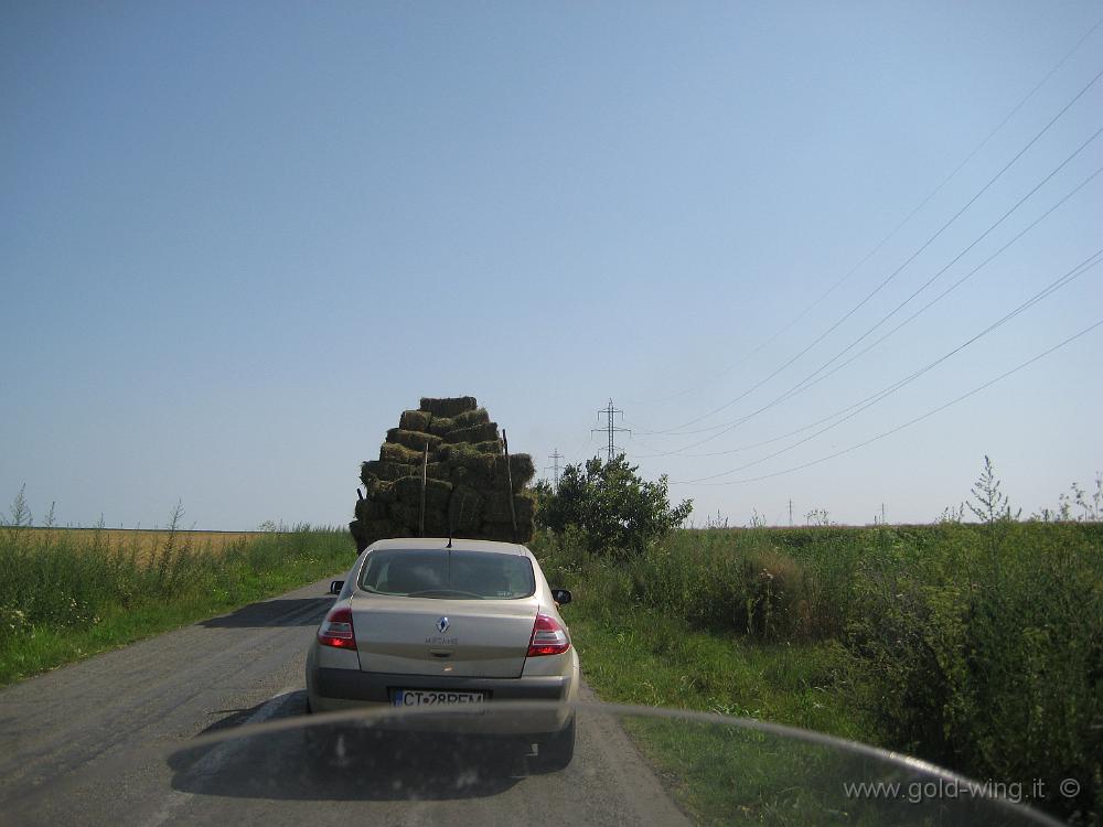 IMG_1497.JPG - Romania: il solito carro agricolo stracarico