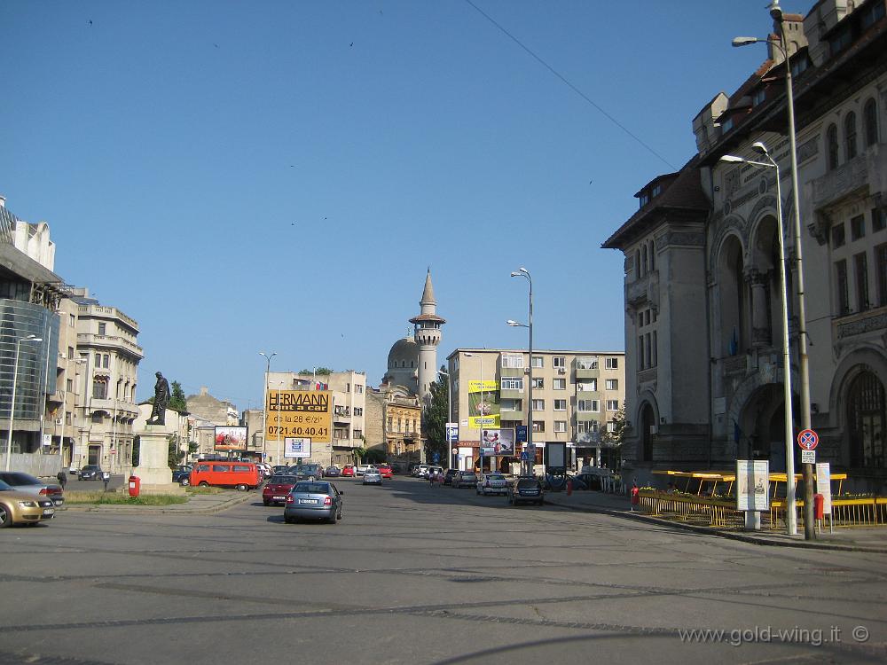 IMG_1507.JPG - Costanza: piazza Ovidio (a destra museo archeologico, sullo sfondo moschea)