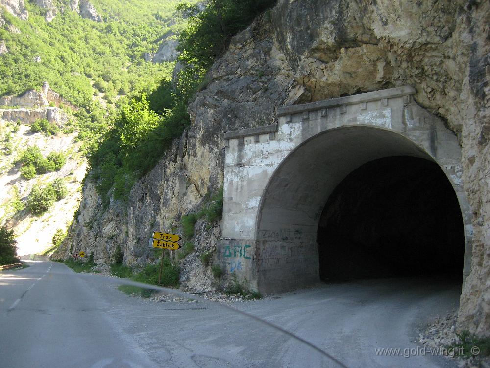 IMG_0366.JPG - Deviazione per il monte Durmitor (m 2.522, la strada salirà fino a m 1.950)