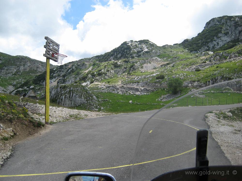 IMG_0415.JPG - Monte Durmitor: campo di basket sulla strada!