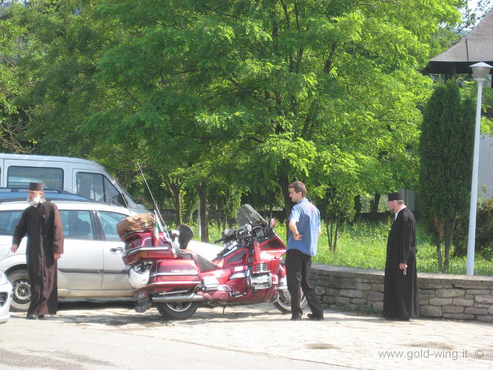 IMG_1313.JPG - Monastero Neamt: la moto desta curiosità anche tra i religiosi