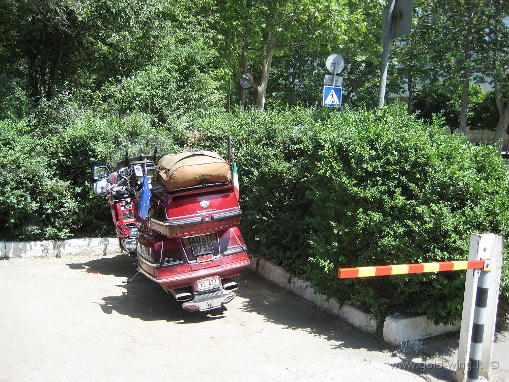 IMG_1407.JPG - Transdnistria: Tiraspol. Riprendo la moto lasciata di fronte a un posto di Polizia ...